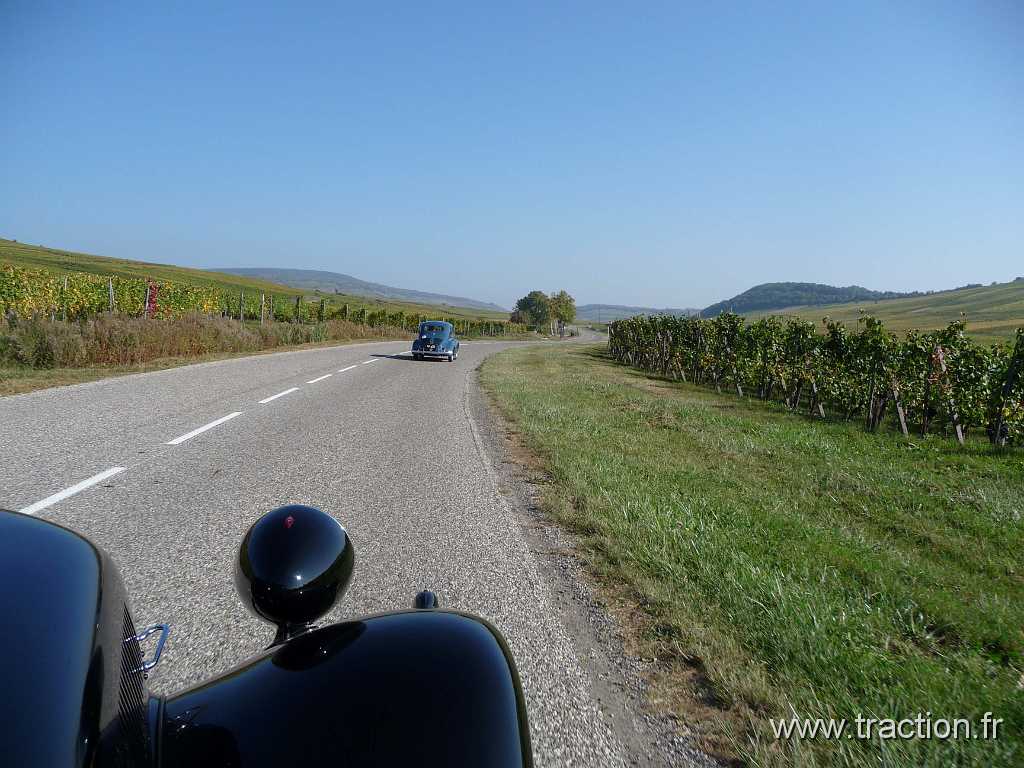 2011_rustenhart (40).jpg - 02/10/2011 - 68740 RUSTENHART 31ème Randonnée Internationale des Vendanges - Traversée d'Orschwihr en direction de Rouffach